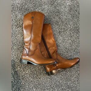 EUC $370 FRYE Marissa Medallion Button Modernized zip boot in Cognac Size 5